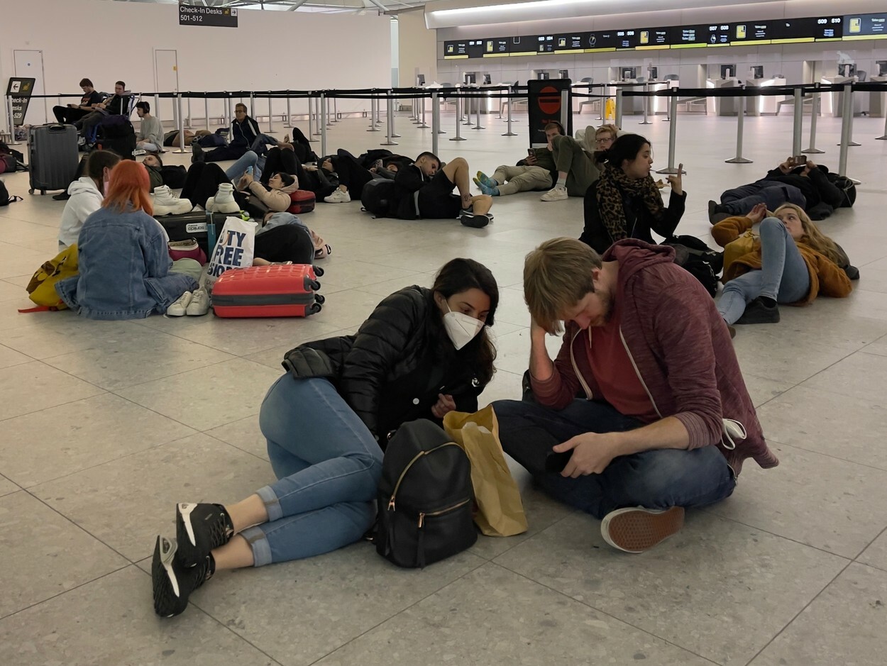 GALERIE FOTO Haos pe aeroporturile din Marea Britanie. Cetățenii nu se mai pot întoarce în țară, iar situația se va agrava - Imaginea 5