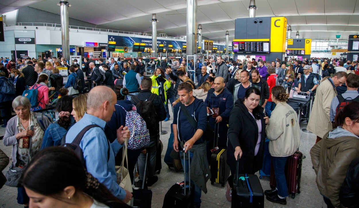 GALERIE FOTO Haos pe aeroporturile din Marea Britanie. Cetățenii nu se mai pot întoarce în țară, iar situația se va agrava - Imaginea 3