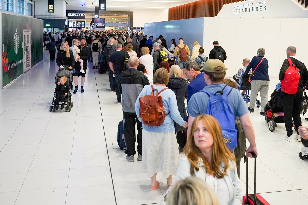 GALERIE FOTO Haos pe aeroporturile din Marea Britanie. Cetățenii nu se mai pot întoarce în țară, iar situația se va agrava - Imaginea 2