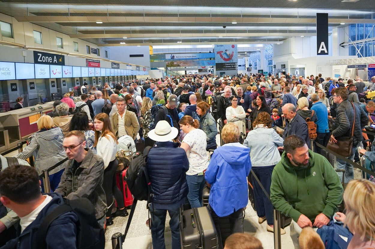 GALERIE FOTO Haos pe aeroporturile din Marea Britanie. Cetățenii nu se mai pot întoarce în țară, iar situația se va agrava - Imaginea 1