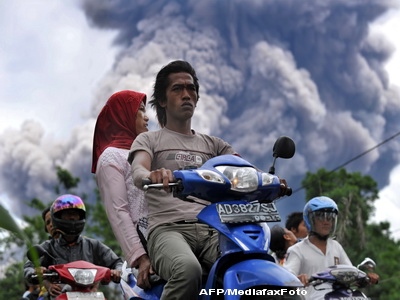 Zeci de mii de oameni sinistrati din cauza vulcanului Merapi! Galerie FOTO