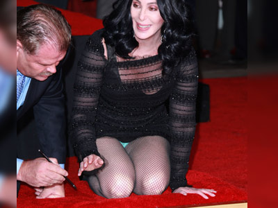 Cher s-a asezat in genunchi! Paparazzii au avut ce sa pozeze