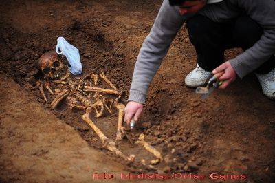 40 de schelete in mijlocul Bucurestiului! Cavouri la Universitate! FOTO - Imaginea 1