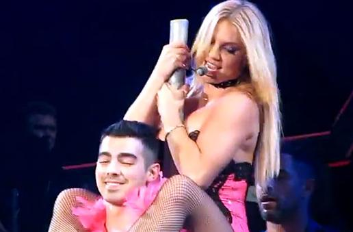 O Britney Spears plina de celulita i-a dansat in poala unui tinerel de 22 de ani. VIDEO