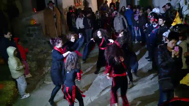 1000 de turisti au sarbatorit Halloween-ul in casa contelui Dracula, la castelul Bran