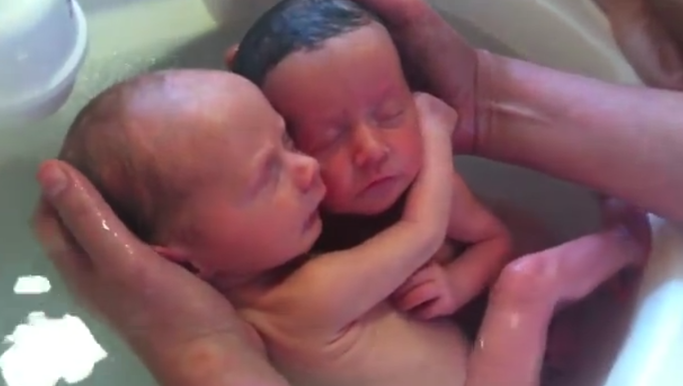 Gestul incredibil a doi nou-nascuti care nu au vrut sa fie despartiti dupa ce s-au nascut