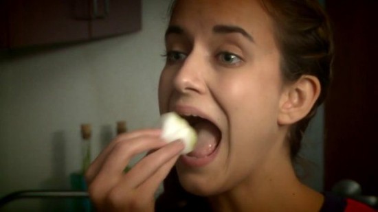Adolescentele din SUA mananca vata inmuiata in suc de portocale pentru a ramane slabe. VIDEO