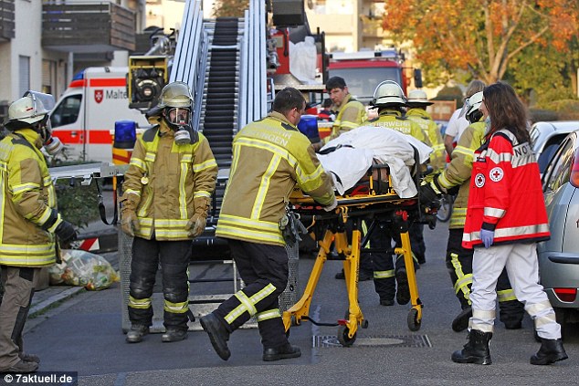 Pompierii din Germania au fost nevoiti sa poarte masti de gaze pentru a salva un barbat obez. Care este motivul