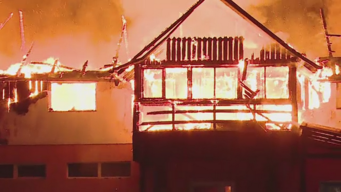 O familie din Mures a ramas fara casa, dupa ce un incendiu violent a cuprins cladirea