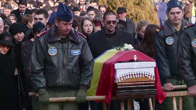 Trei dintre militarii care au murit dupa prabusirea elicopterului in Sibiu, saptamana trecuta, au fost inmormantati luni