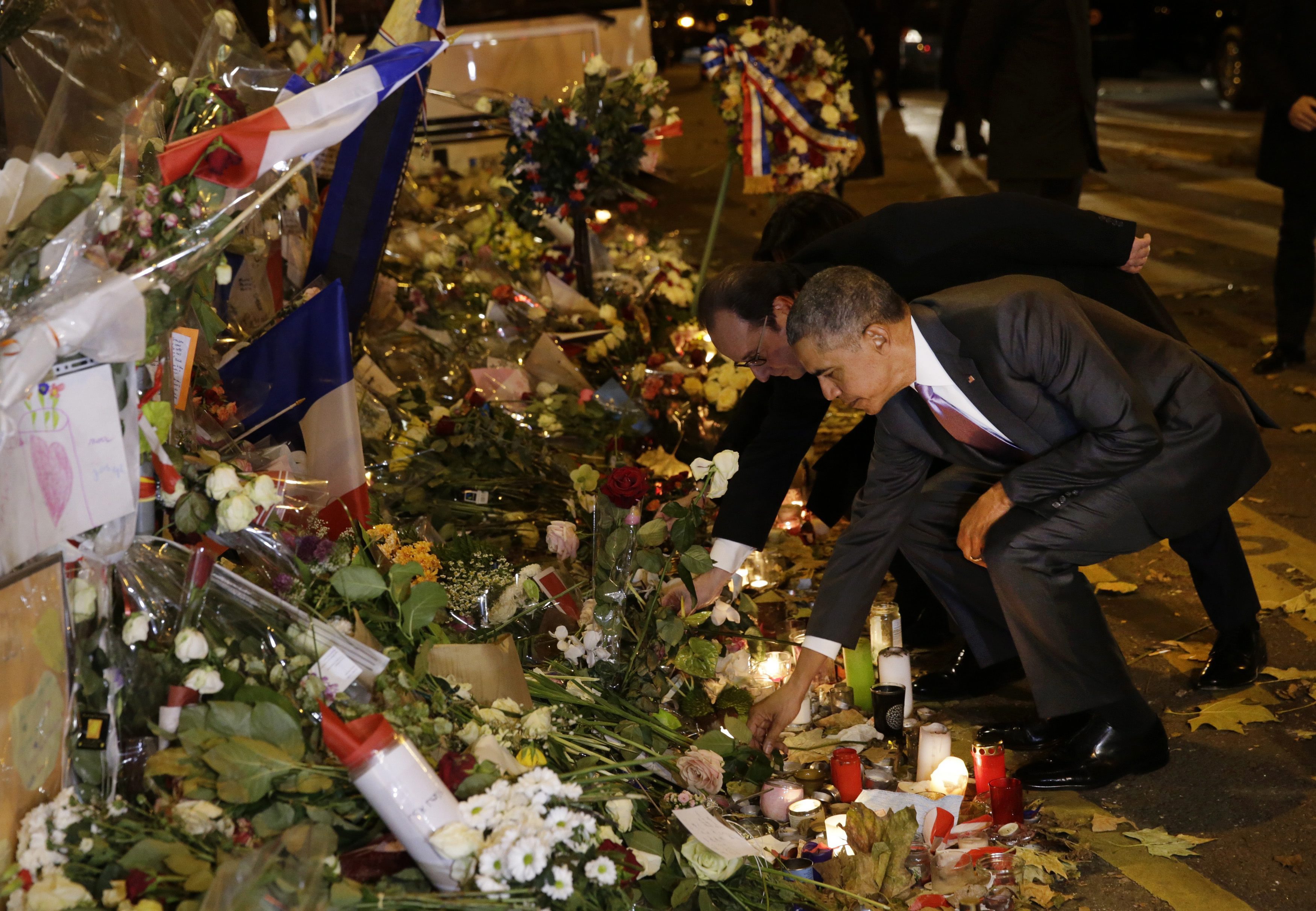 Omagiu adus de presedintii Barack Obama si Francois Hollande: cei doi au depus flori in fata salii Bataclan