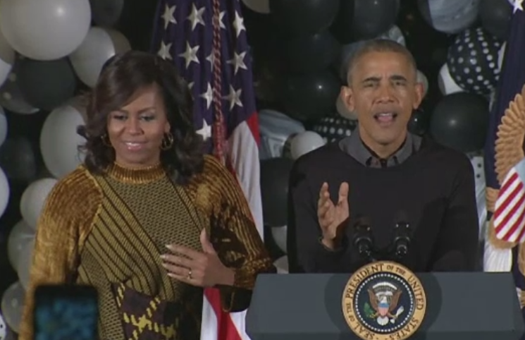 Barack si Michelle Obama au primit la Casa Alba zeci de copii costumati de Halloween. Presedintele a dansat pe 