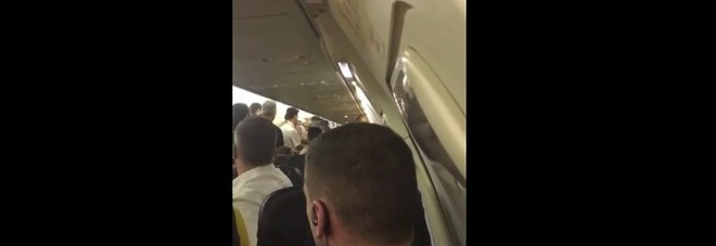 Un roman dat in urmarire internationala ar fi provocat o bataie la bordul unui avion Ryanair, pe ruta Bruxelles-Malta. VIDEO