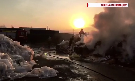 Interventie grea a pompierilor la un depozit plin cu deseuri de hartie si plastic din Codlea, judetul Brasov