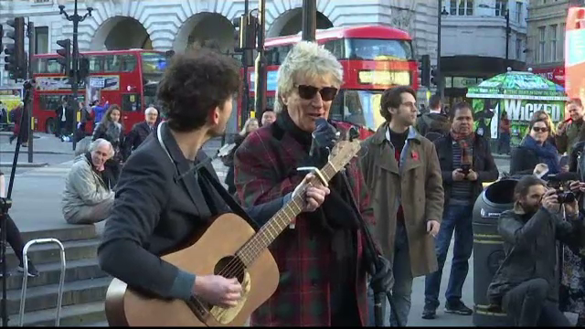 Rod Stewart a cântat pe stradă pentru a promova o expoziție foto