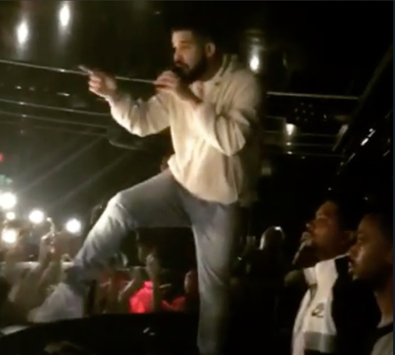 Cântărețul Drake l-a amenințat pe un fan cu bătaia, după ce a observat că pipăia femeile din public