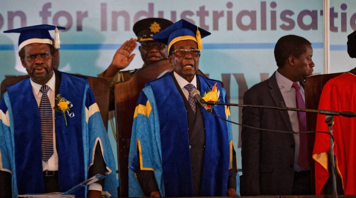 Robert Mugabe, prima apariție publică după lovitura în forţă a armatei