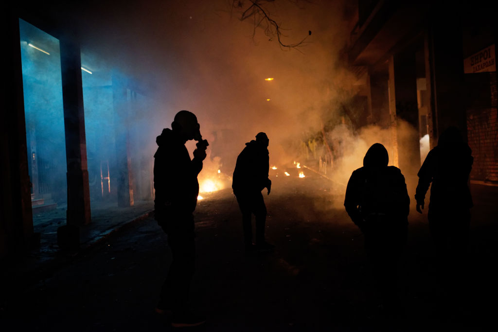 Ciocniri violente între poliție și tineri, în Atena, la un marș de comememorare
