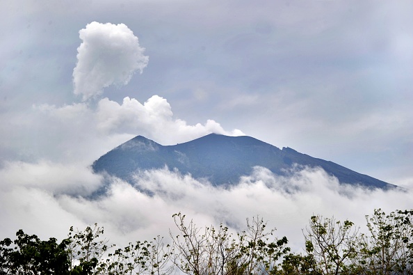 Fum negru de cenușă deasupra vulcanul din Bali, la două luni după ”o activitate intensă”
