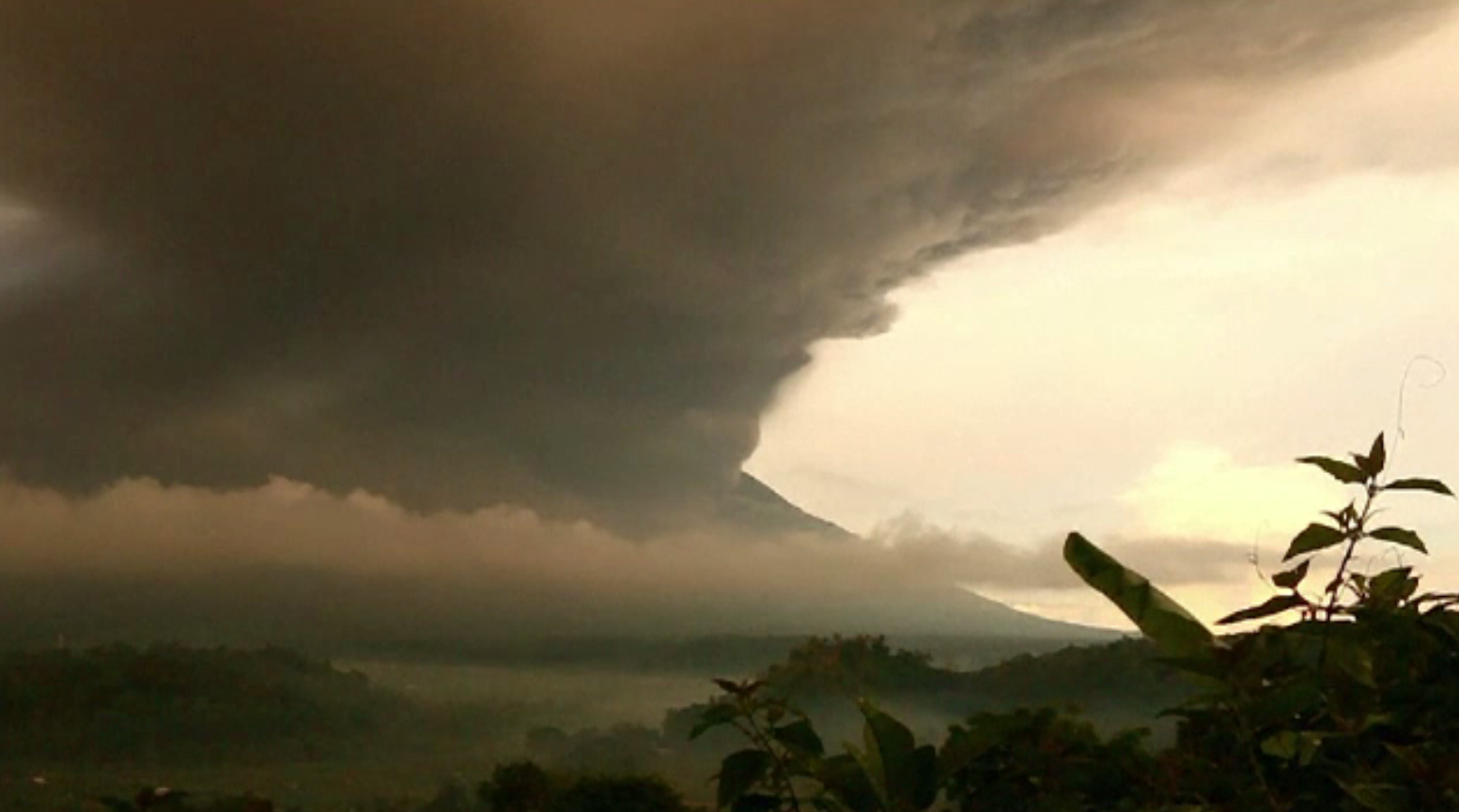 Alertă în Bali, din cauza unui vulcan care a erupt de două ori în ultima săptămână