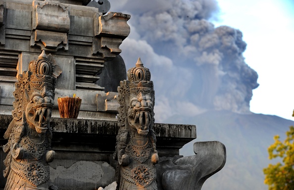 Vulcanul din Bali a erupt de două ori în ultima săptămână