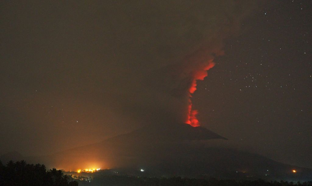 Stare de alertă maximă în Bali. Un vulcan care se pregăteşte de o erupţie majoră