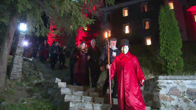Străinii au petrecut Halloween-ul la Castelul Dracula. În ce a constat meniul ”draculist”