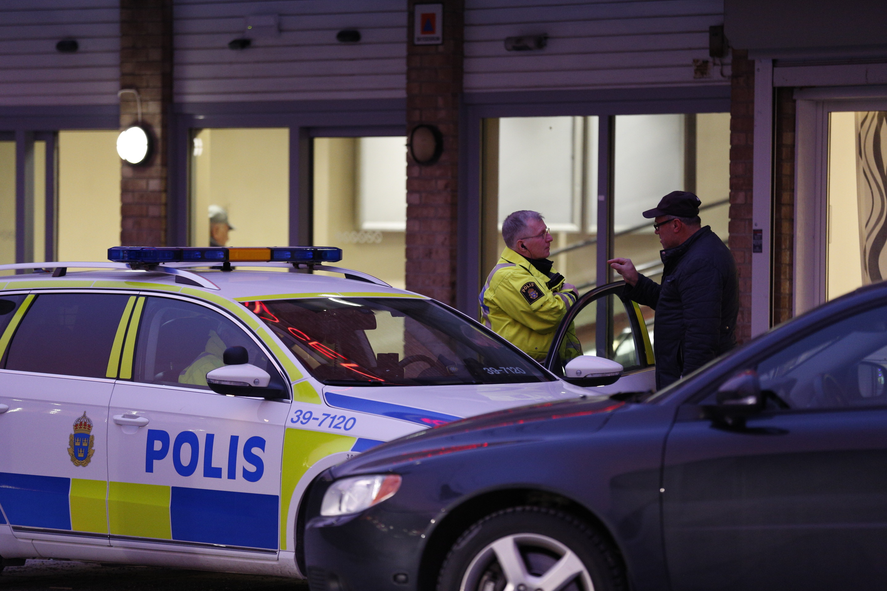 Ciocnire armată într-un club din Suedia. 7 oameni au fost împuşcaţi