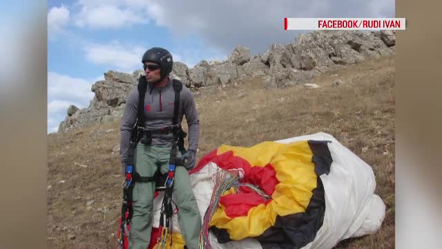 Un paraşutist român a murit în Alpi chiar sub ochii prietenilor săi. 