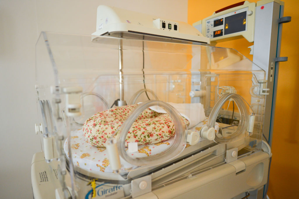 O femeie infectată cu Covid-19 a născut patru bebeluşi la o maternitate din Iași