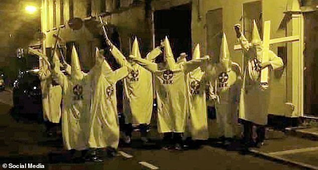 Bărbați arestați după ce au îmbrăcat uniforma Ku Klux Klan. Ce se află în spatele lor