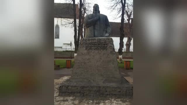 Monumentul lui Avram Iancu din Huedin a fost reabilitat ca un pod: cu armătură și beton