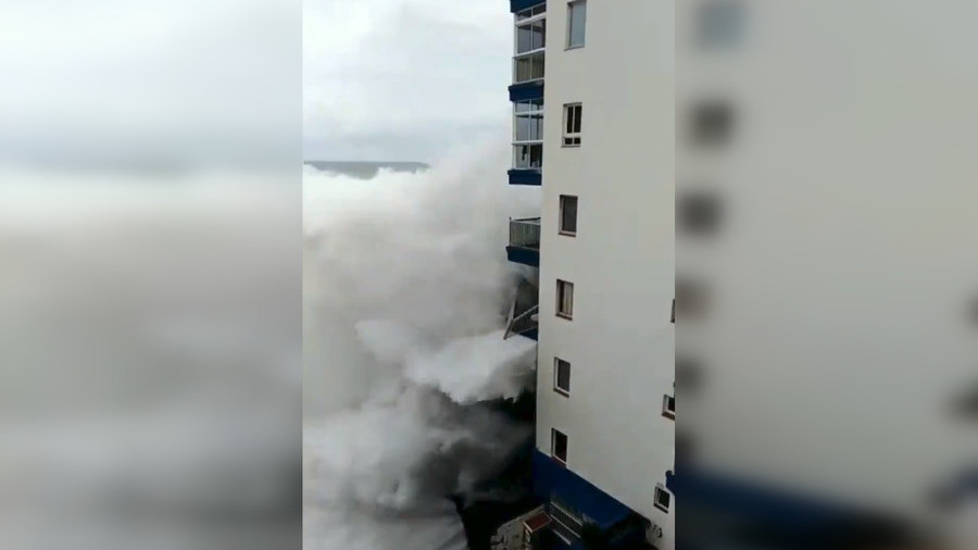 Momentul in care valuri de 10 metri lovesc o cladire din Tenerife. VIDEO
