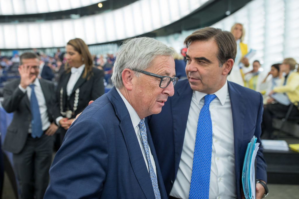 Gestul controversat făcut de Juncker față de un alt oficial european. VIDEO