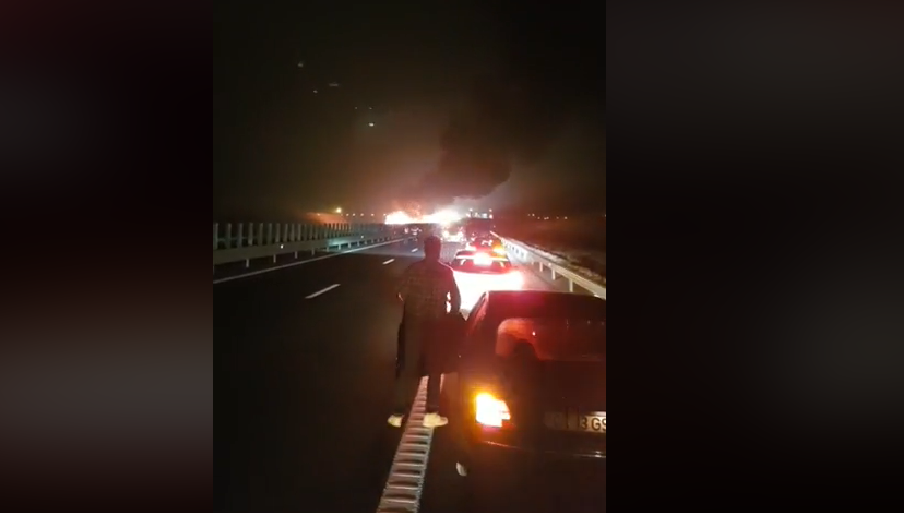Trafic restricționat pe Autostrada Soarelui. Un martor a filmat flăcări uriașe. VIDEO