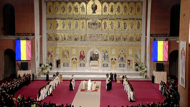 Prima slujbă oficiată în Catedrala Neamului. Sute de pelerini, la coadă la moaștele Sf. Andrei și ale Sf. Ecaterina