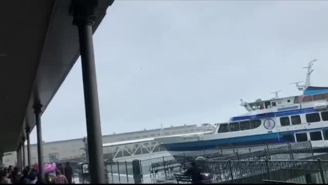Un feribot cu 53 de pasageri s-a lovit de un perete de beton în portul di n San Francisco