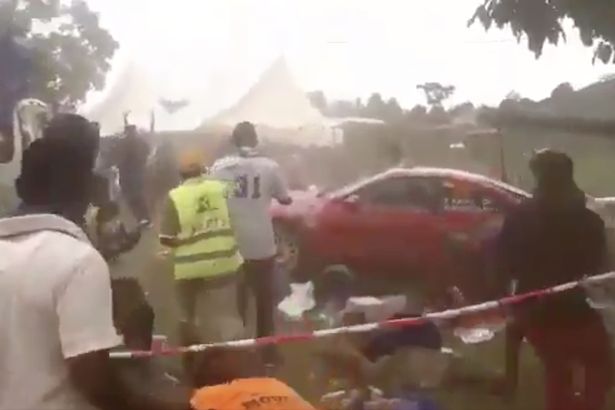 Momentul șocant în care o mașină intră violent în mulțime în timpul unei curse de raliu. VIDEO