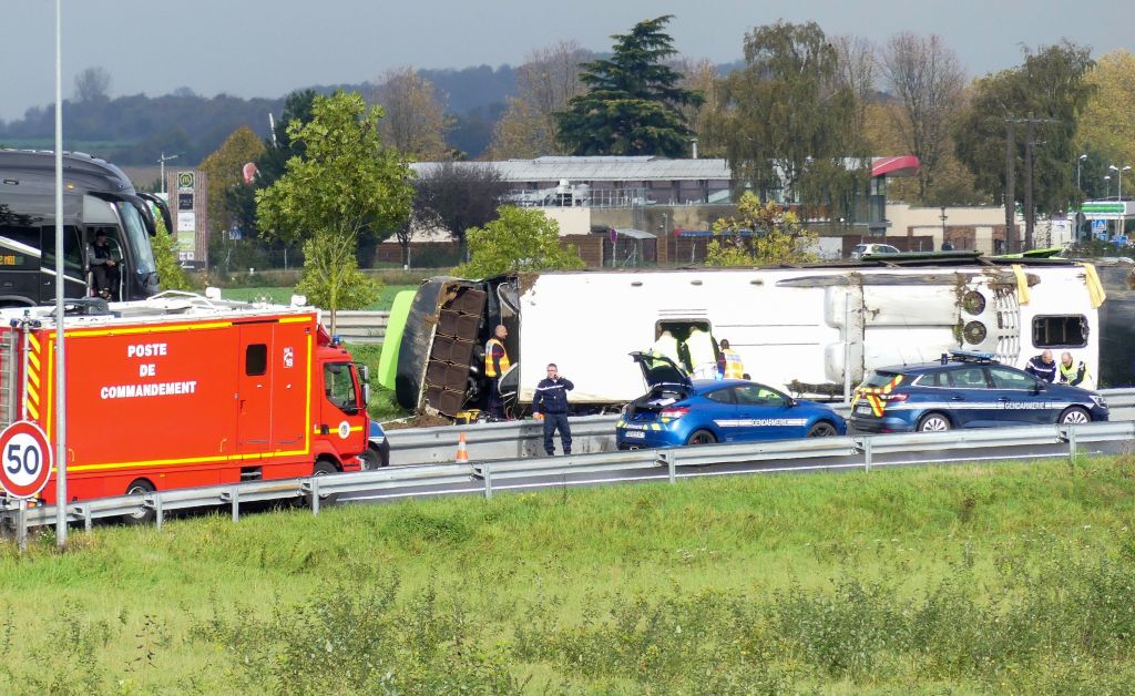 Un autocar cu 33 de pasageri s-a răsturnat în Franța. Printre răniți se află și 2 români - Imaginea 1