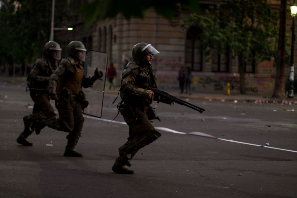 Momentul în care 2 polițiste sunt cuprinse de flăcări, în urma unui atac în Chile