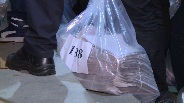 Președinții secțiilor de votare, lăsați în stradă cu sacii plini cu buletine de vot - Imaginea 3