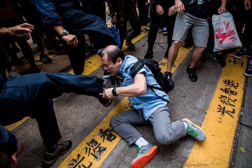 Zonă de război în Hong Kong: Baricade, tiruri de săgeți și bătăi între localnici - Imaginea 6