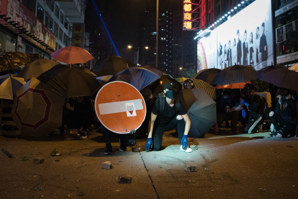 Zonă de război în Hong Kong: Baricade, tiruri de săgeți și bătăi între localnici - Imaginea 5