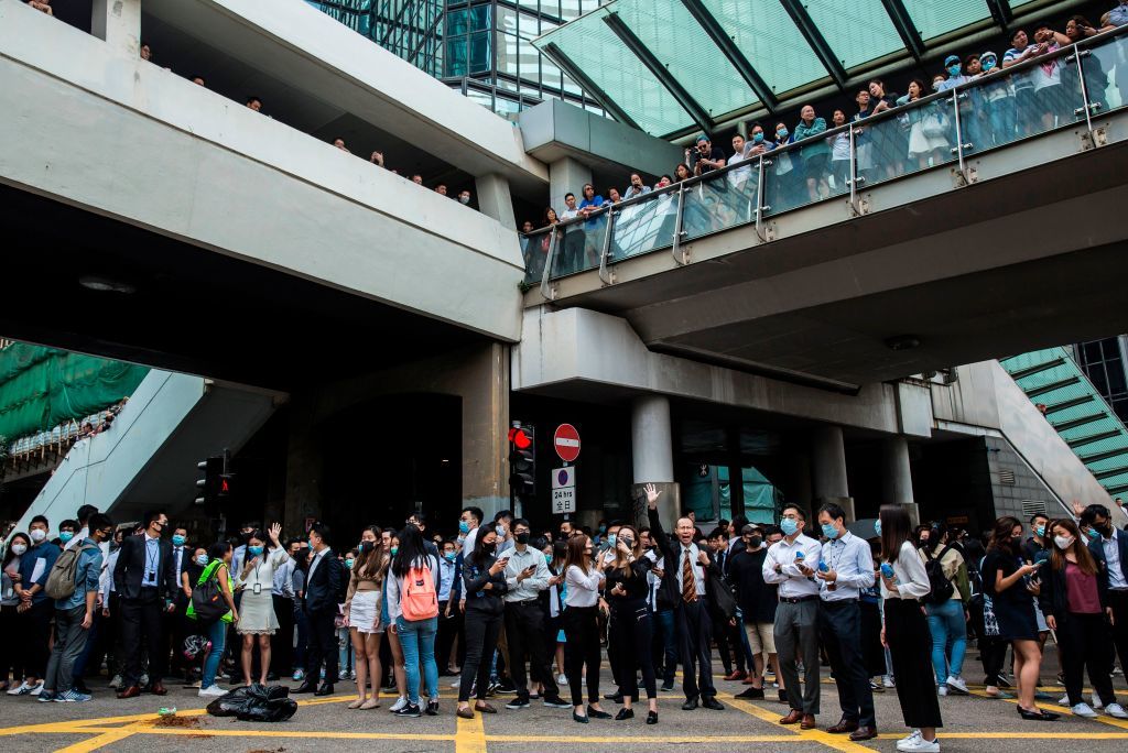Zonă de război în Hong Kong: Baricade, tiruri de săgeți și bătăi între localnici - Imaginea 4