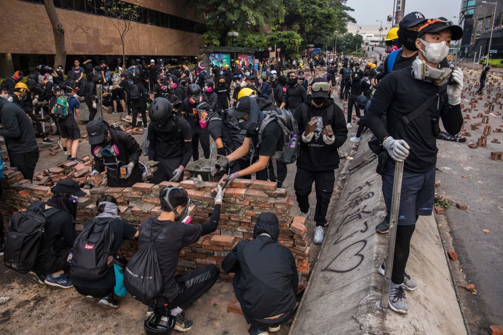 Zonă de război în Hong Kong: Baricade, tiruri de săgeți și bătăi între localnici - Imaginea 2