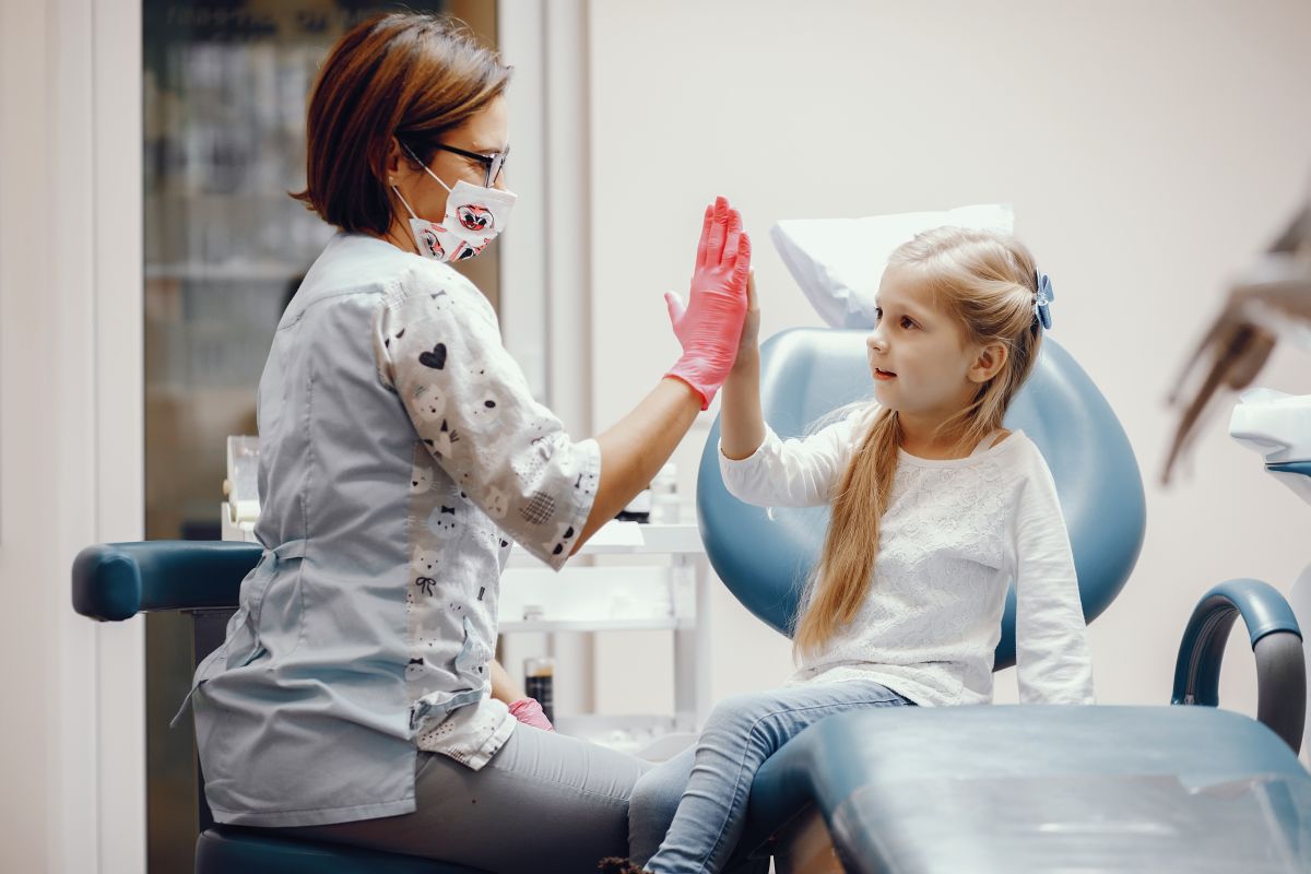 (P) Pregătește-te pentru prima vizită a micuțului tău la cabinetul de stomatologie!