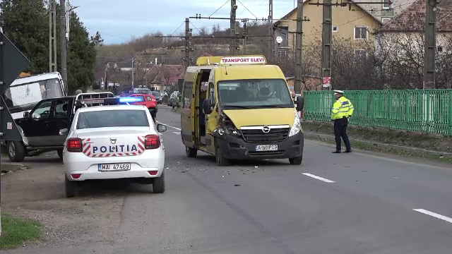 Microbuz plin cu elevi din Arad, implicat într-un accident. Care este starea copiilor - Imaginea 1