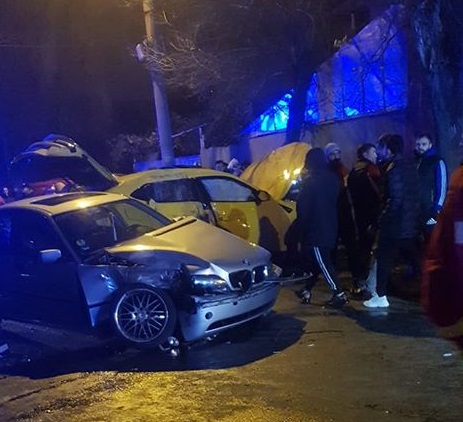 Bolid de lux făcut praf de un BMW, într-o intersecție din București