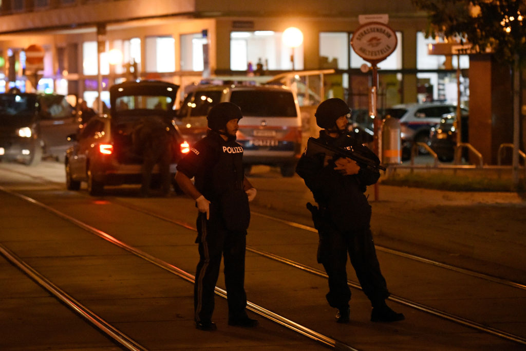Atac terorist în Viena: 4 civili au murit şi 14 sunt răniţi. Un atacator a fost ucis - Imaginea 5