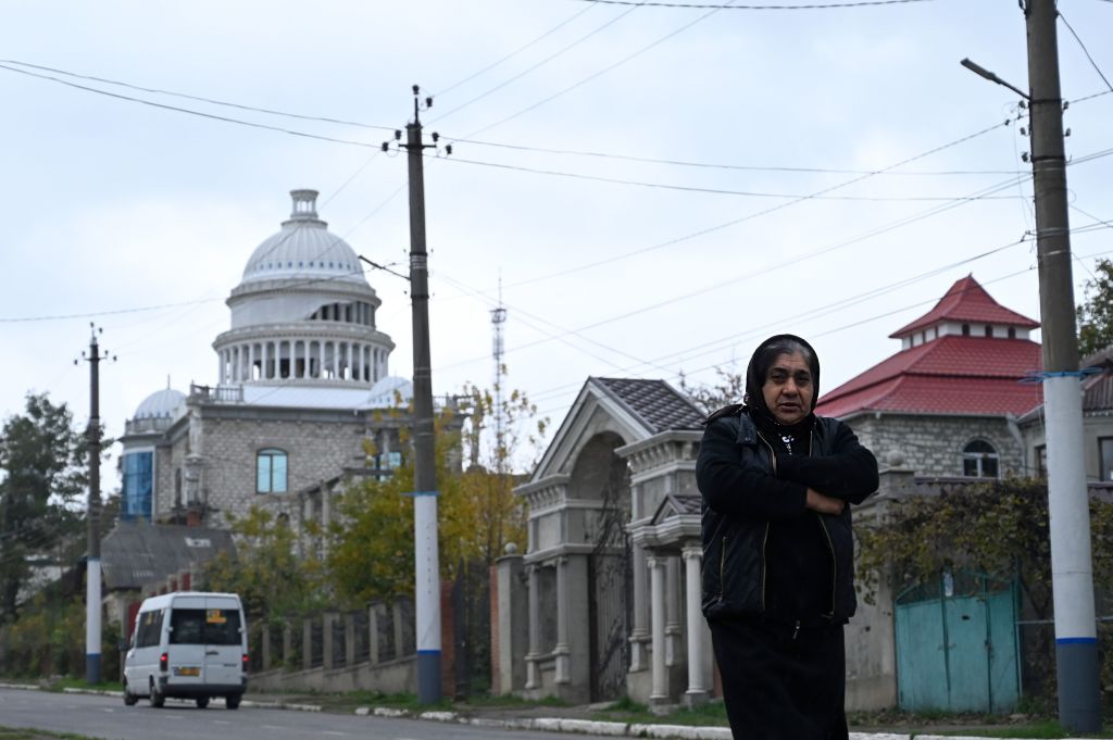Cum arată palatele romilor din Moldova. Un bulibaşă şi-a făcut o copie a Capitoliului, apoi a abandonat-o - Imaginea 1